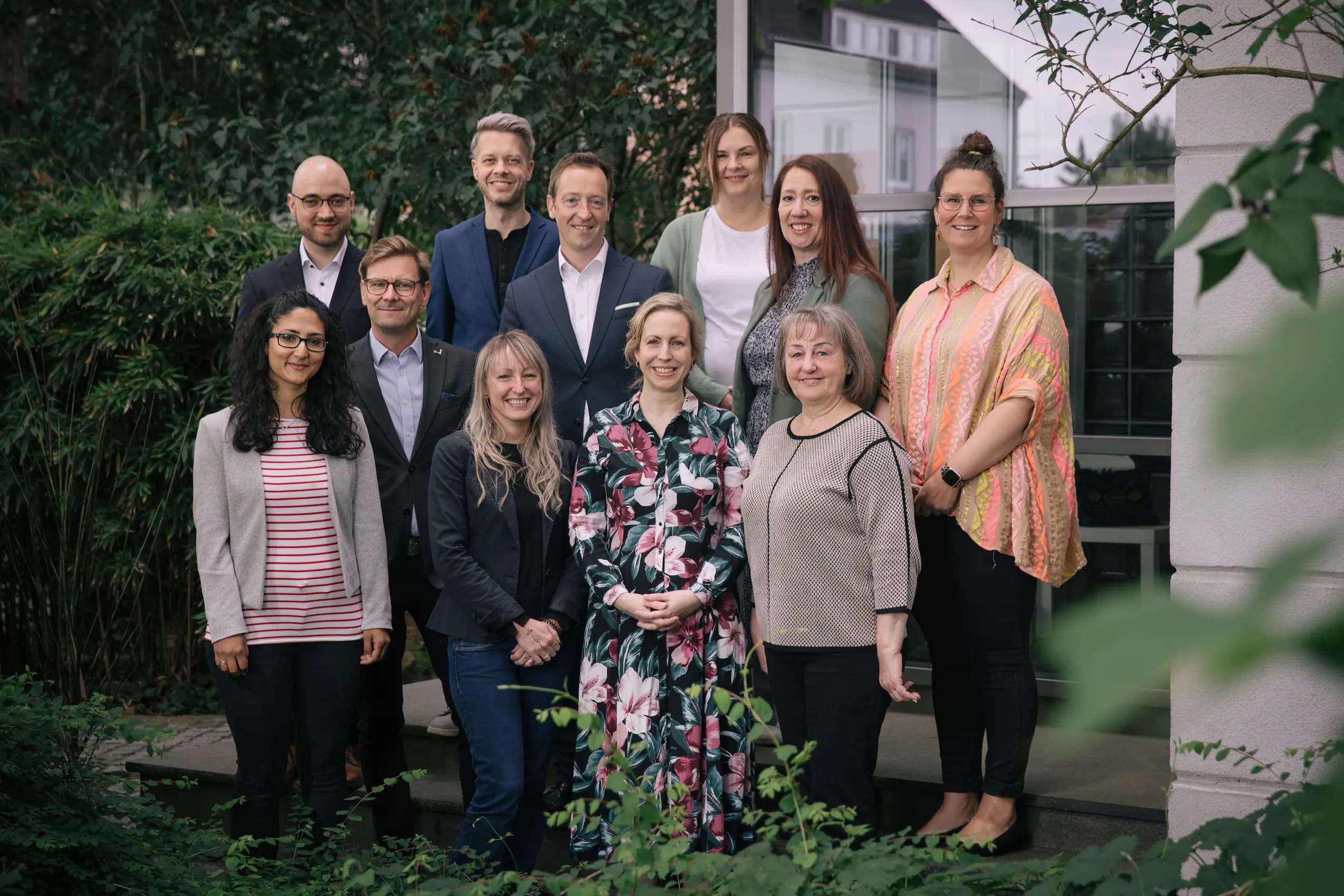 Das elfköpfige Team der abinitio Steuerberatungsgesellschaft vor dem Kanzleigebäude in Bremen
